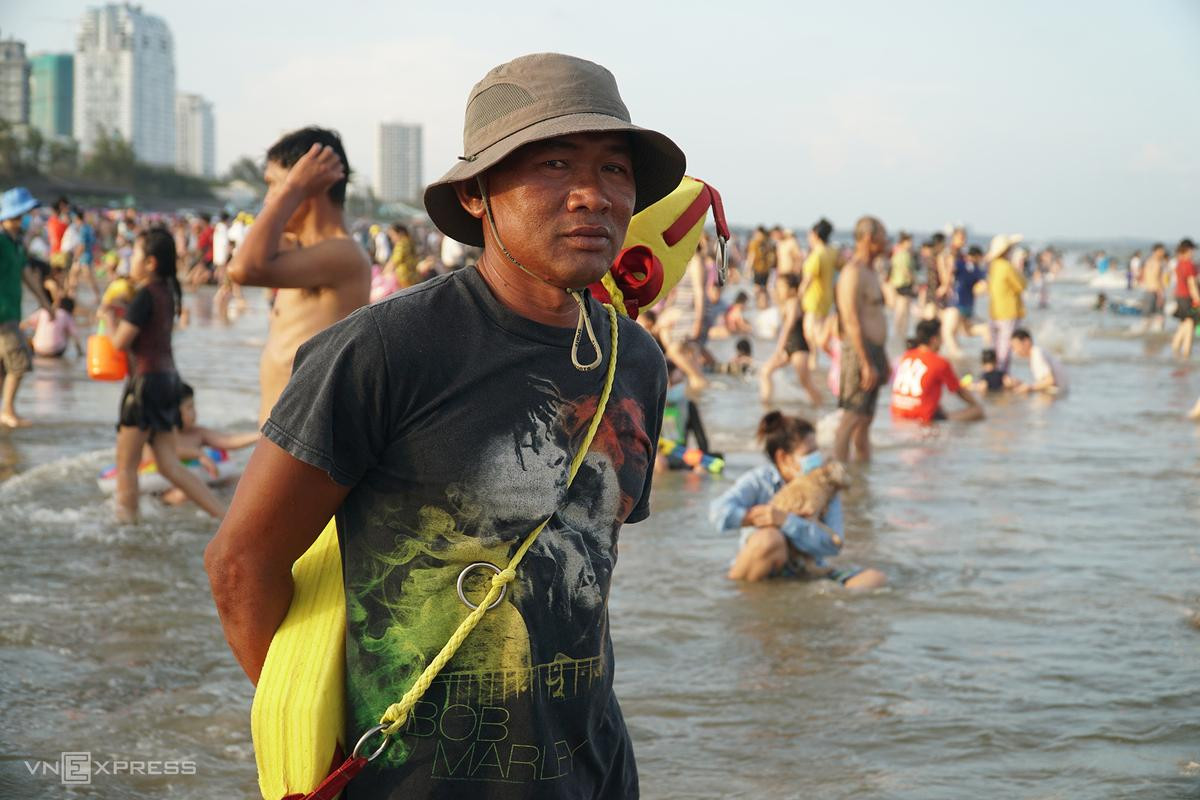 Ông Tiền, nhân viên bảo vệ bãi biển đeo phao, đứng quan sát để cảnh báo không cho khách bơi ra xa, cứu người chẳng may rơi vào nước xoáy. Theo báo cáo của Ban quản lý các khu du lịch TP Vũng Tàu, hôm nay có khoảng 70.000 du khách đến Vũng Tàu vui chơi, tắm biển - chỉ bằng một nửa so với cùng kỳ nghỉ năm 2019. Tuy nhiên, do kỳ nghỉ kéo dài 4 ngày nên dự báo ngày mai và mốt mới là cao điểm thu hút đông khách. Dự báo có khoảng 200.000 khách đến Vũng Tàu vui chơi dịp lễ. Ông Hoàng Vũ Thảnh, Quyền Chủ tịch TP Vũng Tàu nói thành phố không cấm tắm biển, song khuyến cáo du khách không nên tụ tập đông người. "Thành phố huy động hơn 500 người túc trực ở các bãi biển và khu vực công cộng để khuyến cáo, nhắc nhở người dân đeo khẩu trang và thực hiện các biện pháp phòng dịch. Nếu cố tình vi phạm sẽ xử phạt", ông Thảnh nói. Đến nay, Bà Rịa – Vũng Tàu không ghi nhận ca Covid-19 ngoài cộng đồng. Tổng cộng trong hai ngày 29-30/4, đã có 13 ca liên quan tới chuỗi lây nhiễm ở Hà Nam. Chuỗi lây nhiễm từ Hà Nam đã lan ra Hưng Yên (2 ca), TP HCM (một ca) và Hà Nội (3 ca). Ông Tiền, nhân viên bảo vệ bãi biển đeo phao, đứng quan sát để cảnh báo không cho khách bơi ra xa, cứu người chẳng may rơi vào nước xoáy. Theo báo cáo của Ban quản lý các khu du lịch TP Vũng Tàu, hôm nay có khoảng 70.000 du khách đến Vũng Tàu vui chơi, tắm biển - chỉ bằng một nửa so với cùng kỳ nghỉ năm 2019. Tuy nhiên, do kỳ nghỉ kéo dài 4 ngày nên dự báo ngày mai và mốt mới là cao điểm thu hút đông khách. Dự báo có khoảng 200.000 khách đến Vũng Tàu vui chơi dịp lễ. Ông Hoàng Vũ Thảnh, Quyền Chủ tịch TP Vũng Tàu nói thành phố không cấm tắm biển, song khuyến cáo du khách không nên tụ tập đông người. "Thành phố huy động hơn 500 người túc trực ở các bãi biển và khu vực công cộng để khuyến cáo, nhắc nhở người dân đeo khẩu trang và thực hiện các biện pháp phòng dịch. Nếu cố tình vi phạm sẽ xử phạt", ông Thảnh nói. Đến nay, Bà Rịa – Vũng Tàu không ghi nhận ca Covid-19 ngoài cộng đồng. Tổng cộng trong hai ngày 29-30/4, đã có 13 ca liên quan tới chuỗi lây nhiễm ở Hà Nam. Chuỗi lây nhiễm từ Hà Nam đã lan ra Hưng Yên (2 ca), TP HCM (một ca) và Hà Nội (3 ca).