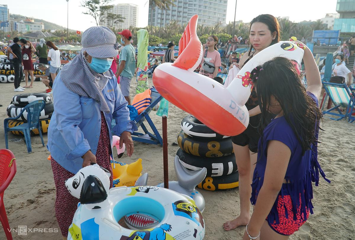 Người mẹ thuê phao bơi cho con gái. Dịch vụ phao bơi, ghế bố khá đắt khách, dao động từ 40.000 đến 80.000 đồng một người cho một lần thuê. Người mẹ thuê phao bơi cho con gái. Dịch vụ phao bơi, ghế bố khá đắt khách, dao động từ 40.000 đến 80.000 đồng một người cho một lần thuê.