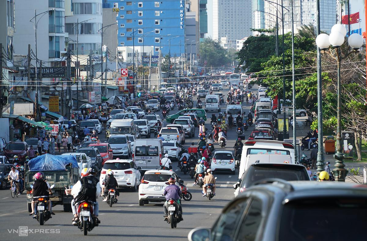 Trên đường Thùy Vân ôtô đậu san sát lề đường chạy dọc bãi biển, số đông khác đến - đi tấp nập, dù đây chưa phải là ngày cao điểm dịp lễ. Trên đường Thùy Vân ôtô đậu san sát lề đường chạy dọc bãi biển, số đông khác đến - đi tấp nập, dù đây chưa phải là ngày cao điểm dịp lễ.