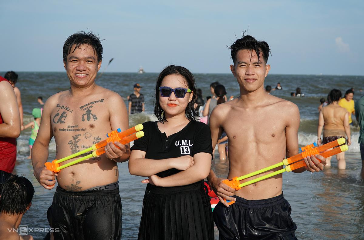 Chị Như, ở Bình Dương, cùng nhóm bạn đến Vũng Tàu sáng nay. "Cứ ngỡ người đi tắm biển ít nhưng chiều nay thấy đông người đổ về", chị nói. Chị Như, ở Bình Dương, cùng nhóm bạn đến Vũng Tàu sáng nay. "Cứ ngỡ người đi tắm biển ít nhưng chiều nay thấy đông người đổ về", chị nói.