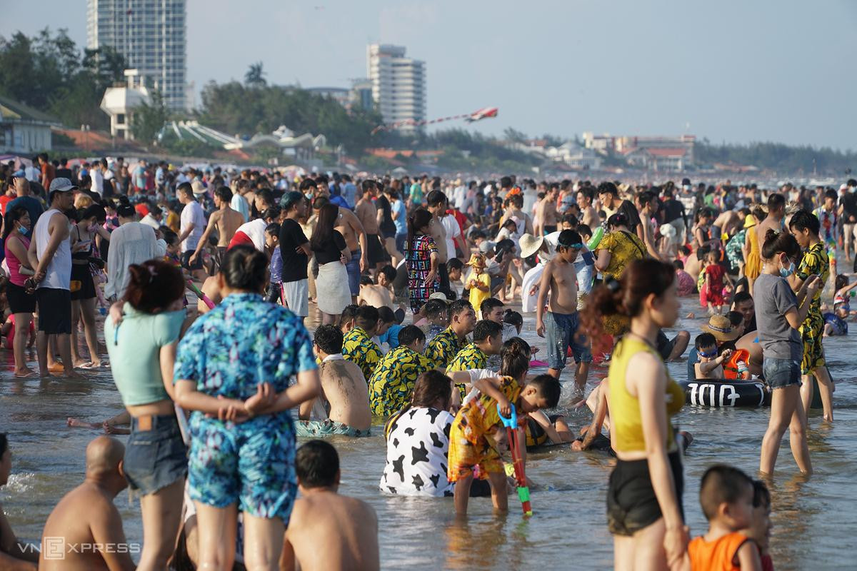 Du khách tập trung đông ở gần quảng trường Bãi Sau. Chị Thu, ở Long An cho biết, kỳ nghỉ của gia đình 6 người tại Vũng Tàu sẽ cắt ngắn xuống còn hai ngày. "Đến thấy đông quá, cũng hơi e ngại nên chúng tôi đeo khẩu trang, ngồi hóng gió biển rồi về khách sạn chứ không tắm", chị nói. Du khách tập trung đông ở gần quảng trường Bãi Sau. Chị Thu, ở Long An cho biết, kỳ nghỉ của gia đình 6 người tại Vũng Tàu sẽ cắt ngắn xuống còn hai ngày. "Đến thấy đông quá, cũng hơi e ngại nên chúng tôi đeo khẩu trang, ngồi hóng gió biển rồi về khách sạn chứ không tắm", chị nói.