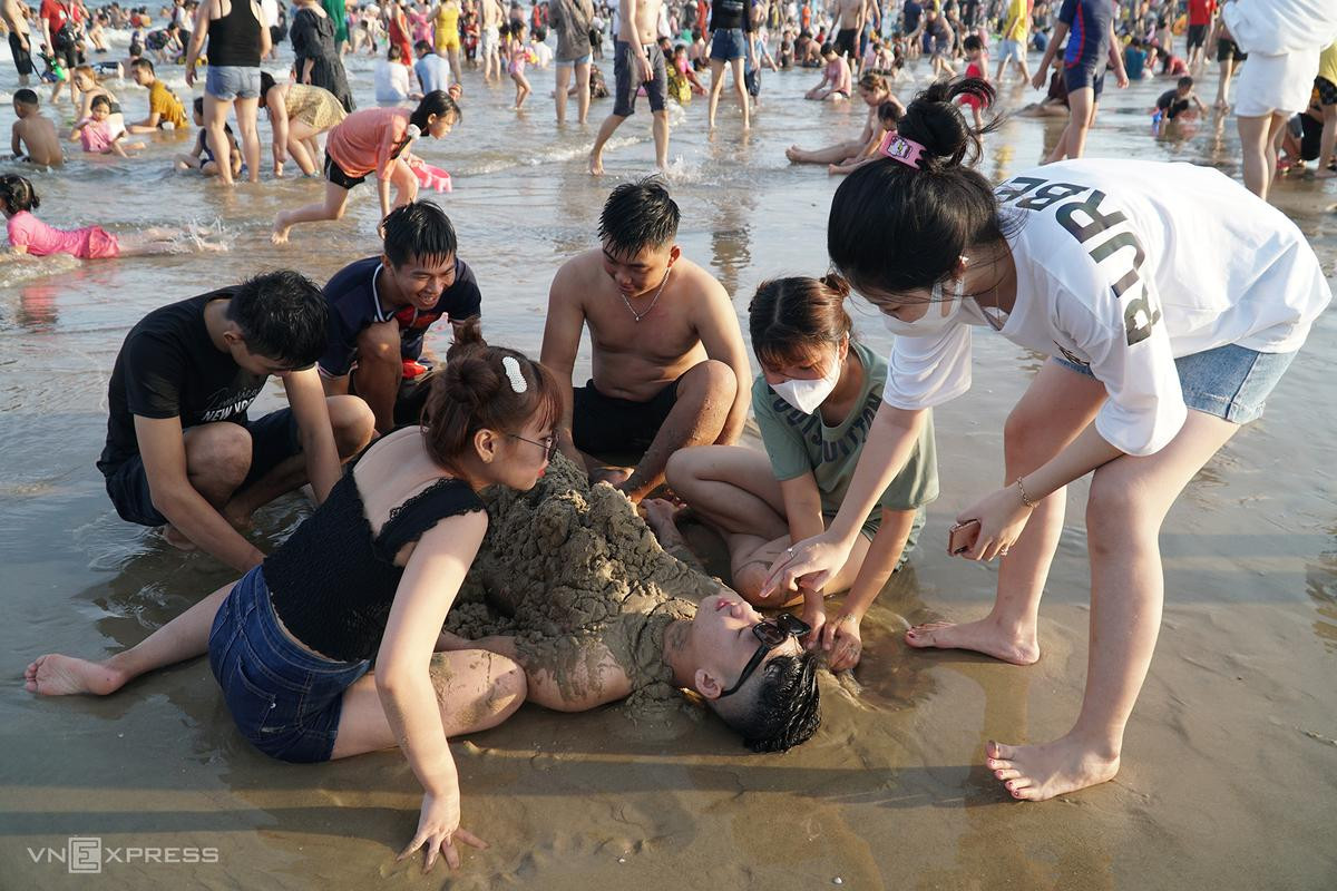 Nhóm khách đến từ TP HCM đắp cát lên người. "Mùa này nóng nực nên chúng tôi chọn Vũng Tàu để tắm thỏa thích. Giá dịch vụ những ngày này tăng nhưng ở mức chấp nhận được", anh Hoài đến từ TP Thủ Đức nói. Nhóm khách đến từ TP HCM đắp cát lên người. "Mùa này nóng nực nên chúng tôi chọn Vũng Tàu để tắm thỏa thích. Giá dịch vụ những ngày này tăng nhưng ở mức chấp nhận được", anh Hoài đến từ TP Thủ Đức nói.