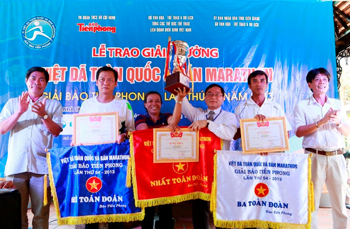 TBT báo Tiền Phong trao giải nhất toàn đoàn