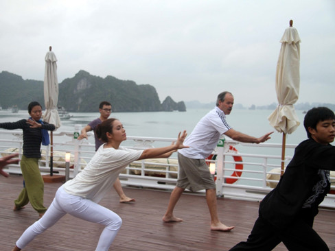 Và tập yoga trên biển