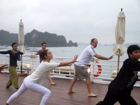 Và tập yoga trên biển
