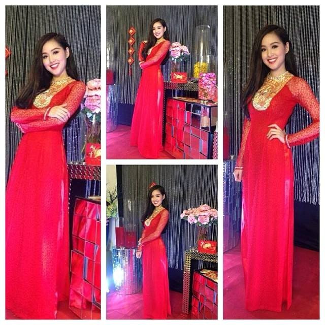 Cô nàng nổi bật trong sắc đỏ rực rỡ. Bài viết: http://news.zing.vn/Cac-hot-girl-khoe-anh-xitin-don-nam-moi-post381891.html#category_featured.noibat Nguồn Zing News 