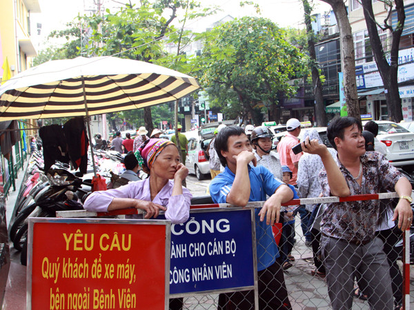 Chờ đợi ngày từ bãi gửi xe