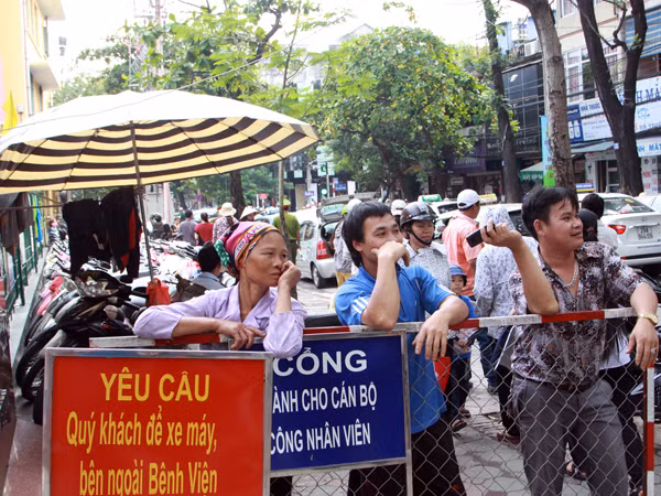 Chờ đợi ngày từ bãi gửi xe
