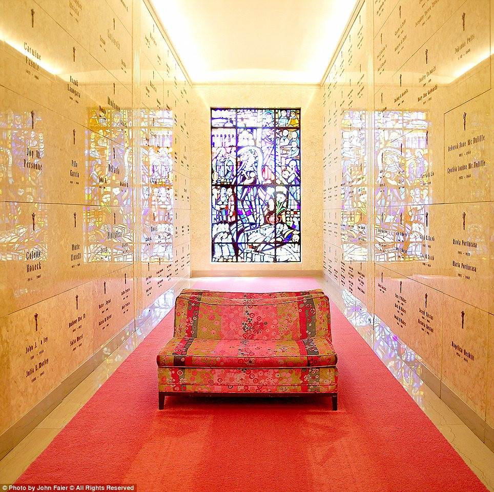 Đây là khu vực ghi lại tên của những người đã khuất, với hệ thống đèn huỳnh quang sáng rực. Đây là khu vực ghi lại tên của những người đã khuất, với hệ thống đèn huỳnh quang sáng rực