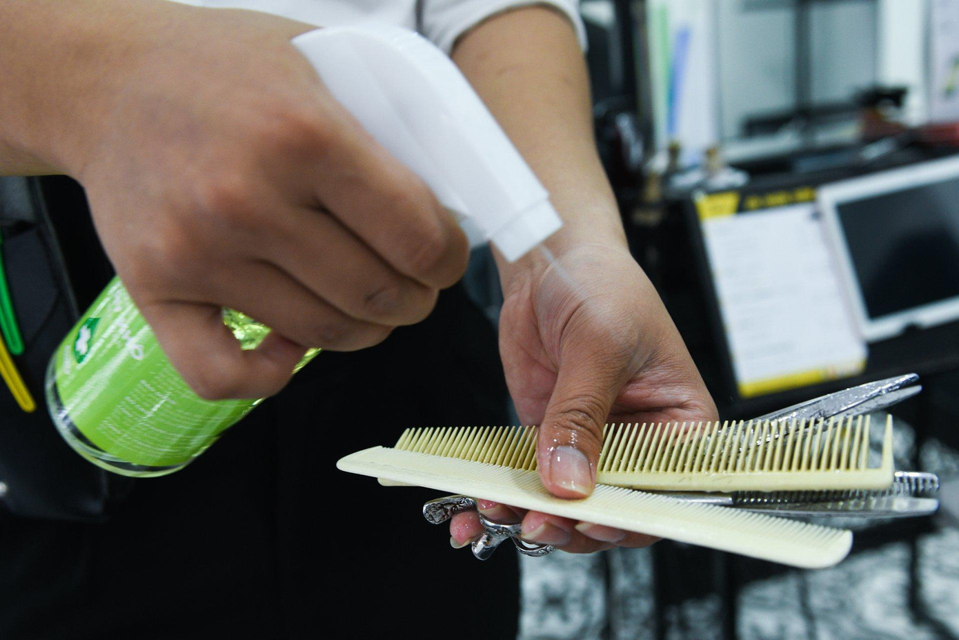 Các cửa hàng cắt tóc đều tuân thủ phòng dịch như khoảng cách, khẩu trang, diệt khuẩn dụng cụ làm tóc...