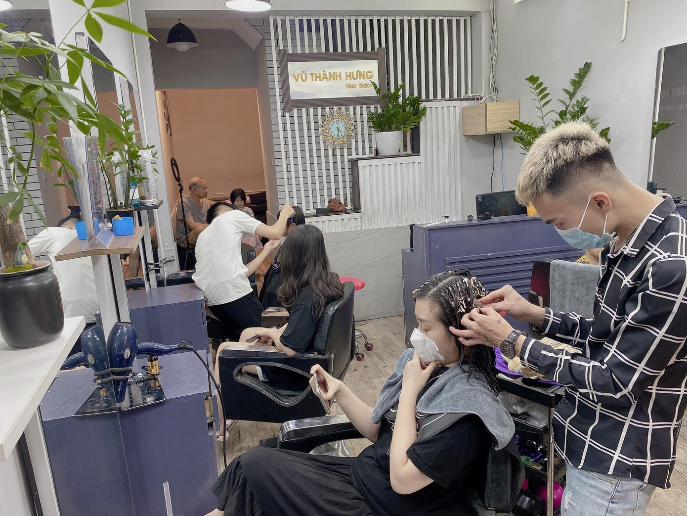 Anh Vũ Thành Hưng, chủ một salon tóc trên phố Thái Hà cho biết, cửa hàng đông khách nhưng không quá tải vì sắp xếp khách qua từng giờ khác nhau trong ngày.