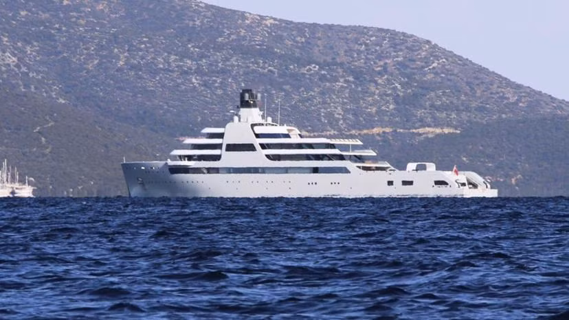 Siêu du thuyền Amadea của tỷ phú Nga Suleiman Kerimov đã vào hải phận Fiji mà không thông quan.