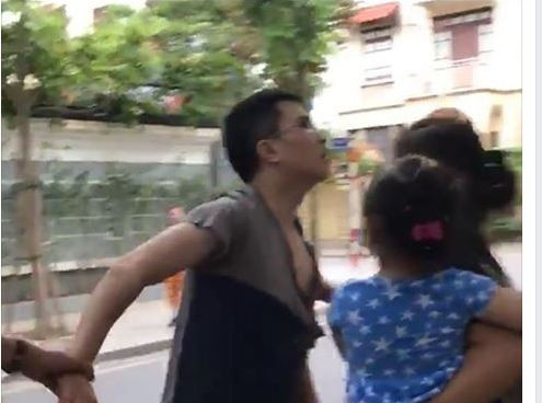 Đề nghị công an xử lý người đi Mercedes đánh tài xế taxi ảnh 1