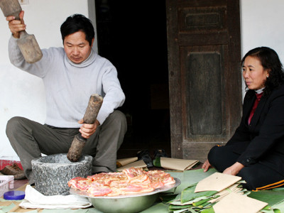 Ông Trần Văn Huê làng Ước Lễ đang nhịp nhàng giã từng mẻ giò. Ông Trần Văn Huê làng Ước Lễ đang nhịp nhàng giã từng mẻ giò