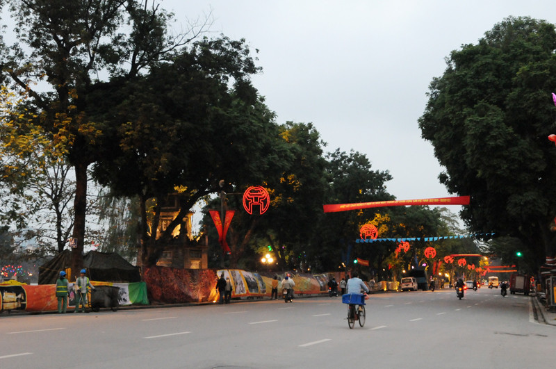 Đường phố vắng bóng người qua lại