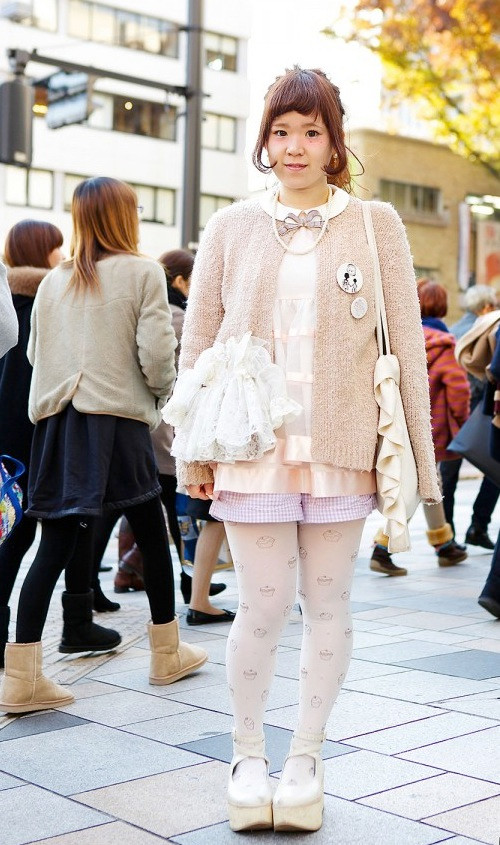 Đây là Yuppo, một cô bạn yêu thích đồ vintage - kiểu mốt quen thuộc ở phố Harajuku. Yuppo diện một set đồ màu pastel được tạo điểm nhấn bằng các phụ kiện đi kèm