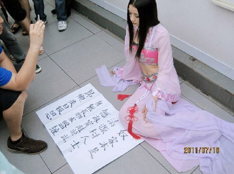 "Tiên nữ" ngồi xin tiền ở ga tàu điện ngầm hôm 19/7/2011 gây chú ý người xem.