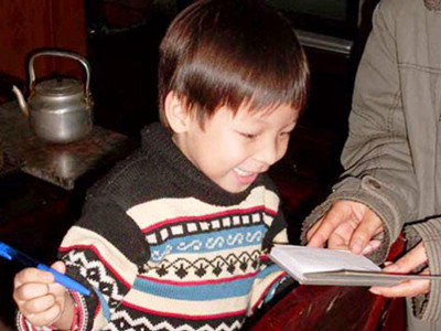 Phan Chí Bảo lên 3 tuổi đã biết đọc sách báo và làm toán cộng trừ trong phạm vi hàng chục