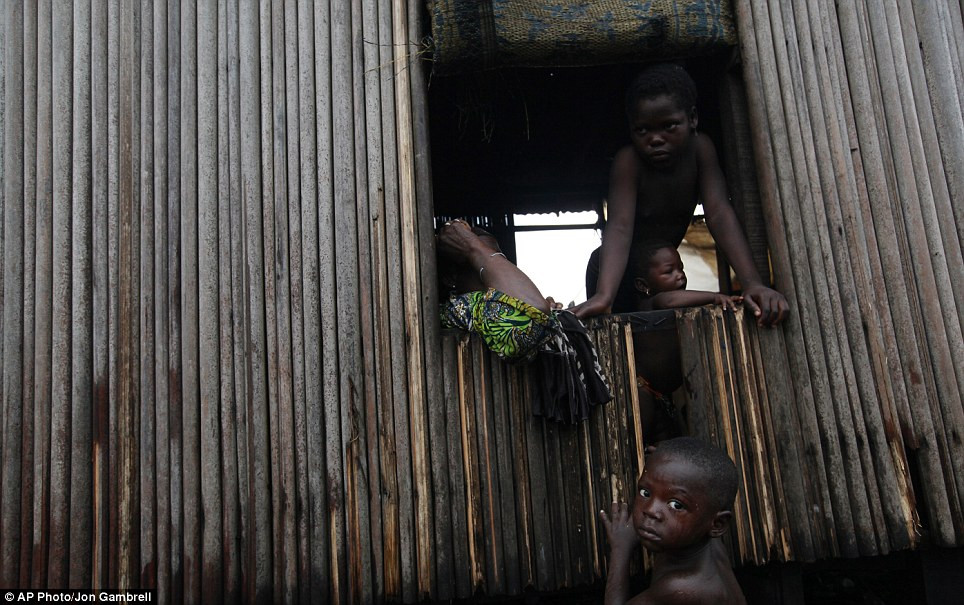 Trẻ em của khu ổ chuột vẫn phải đối mặt với tình trạng thiếu học