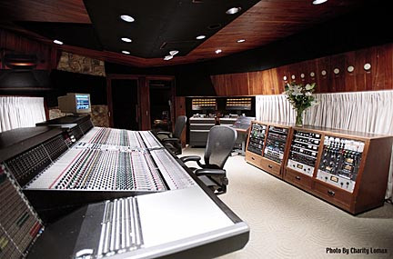 Vụ việc bắt đầu từ lúc Chris Brown rời studio Westlake