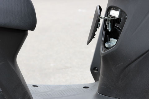 Bình xăng ở vị trí ưu việt hơn. Bình xăng ở vị trí ưu việt hơn