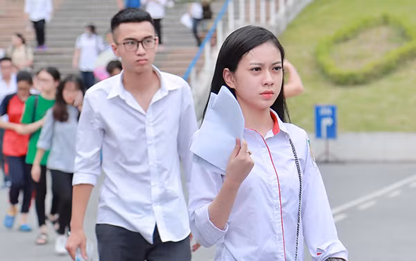 Khóc trước cổng trường công lập: Nghịch lý ở đâu? ảnh 1