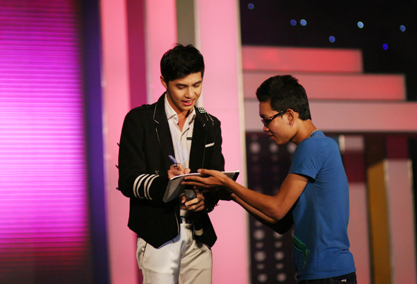 Khán giả xin chữ kí Noo Phước Thịnh ngay trên sân khấu