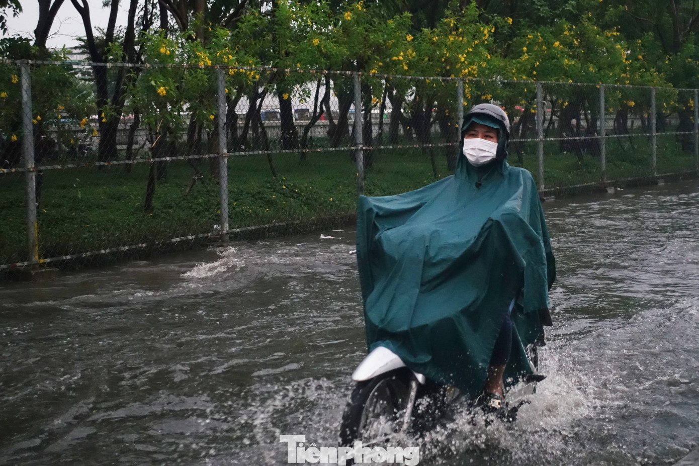 Giao thông trên quốc lộ 1 (đoạn qua phường Bình Trị Đông B, quận Bình Tân) gặp khó khăn vì ngập do mưa. Ảnh: CTV Giao thông trên quốc lộ 1 (đoạn qua phường Bình Trị Đông B, quận Bình Tân) gặp khó khăn vì ngập do mưa. Ảnh: CTV