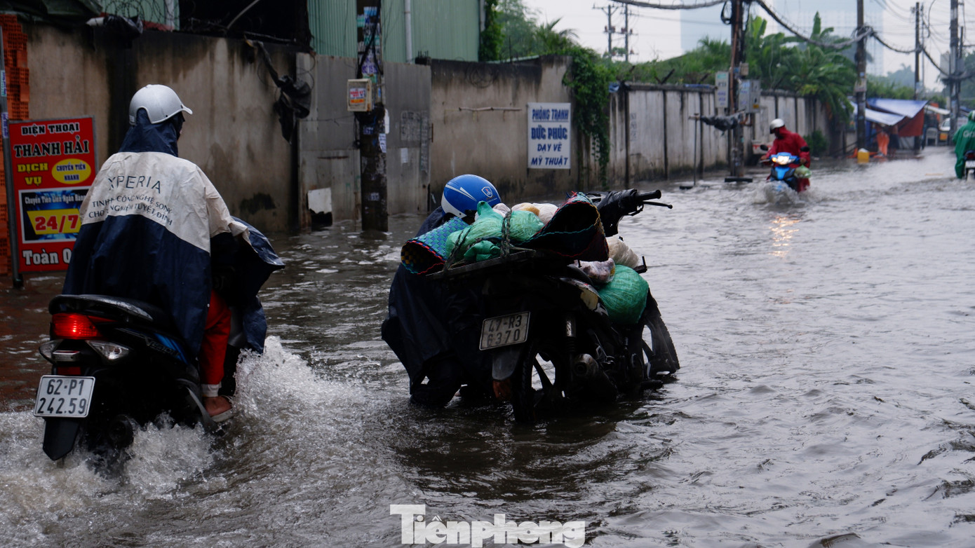 Nước ngập sâu khiến nhiều xe bị "chết máy". Nước ngập sâu khiến nhiều xe bị "chết máy".