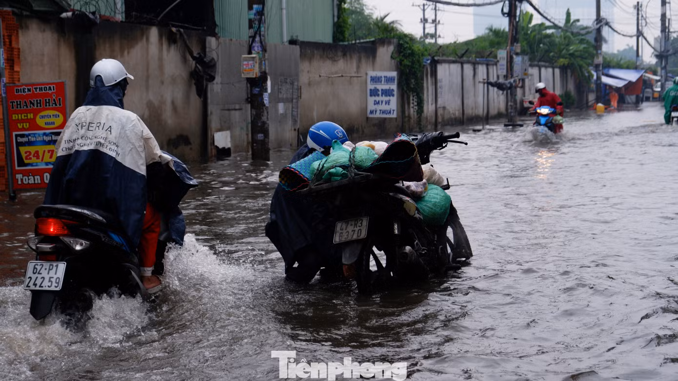 Nước ngập sâu khiến nhiều xe bị "chết máy".