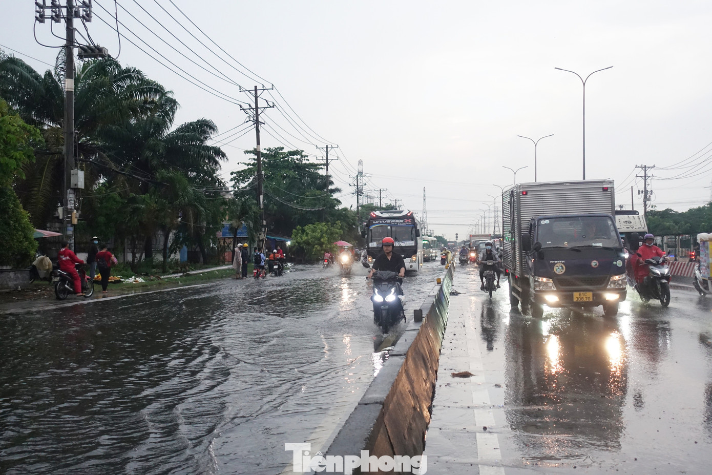 Giao thông trên quốc lộ 1 (đoạn qua phường Bình Trị Đông B, quận Bình Tân) gặp khó khăn vì ngập do mưa. Ảnh: CTV Giao thông trên quốc lộ 1 (đoạn qua phường Bình Trị Đông B, quận Bình Tân) gặp khó khăn vì ngập do mưa. Ảnh: CTV