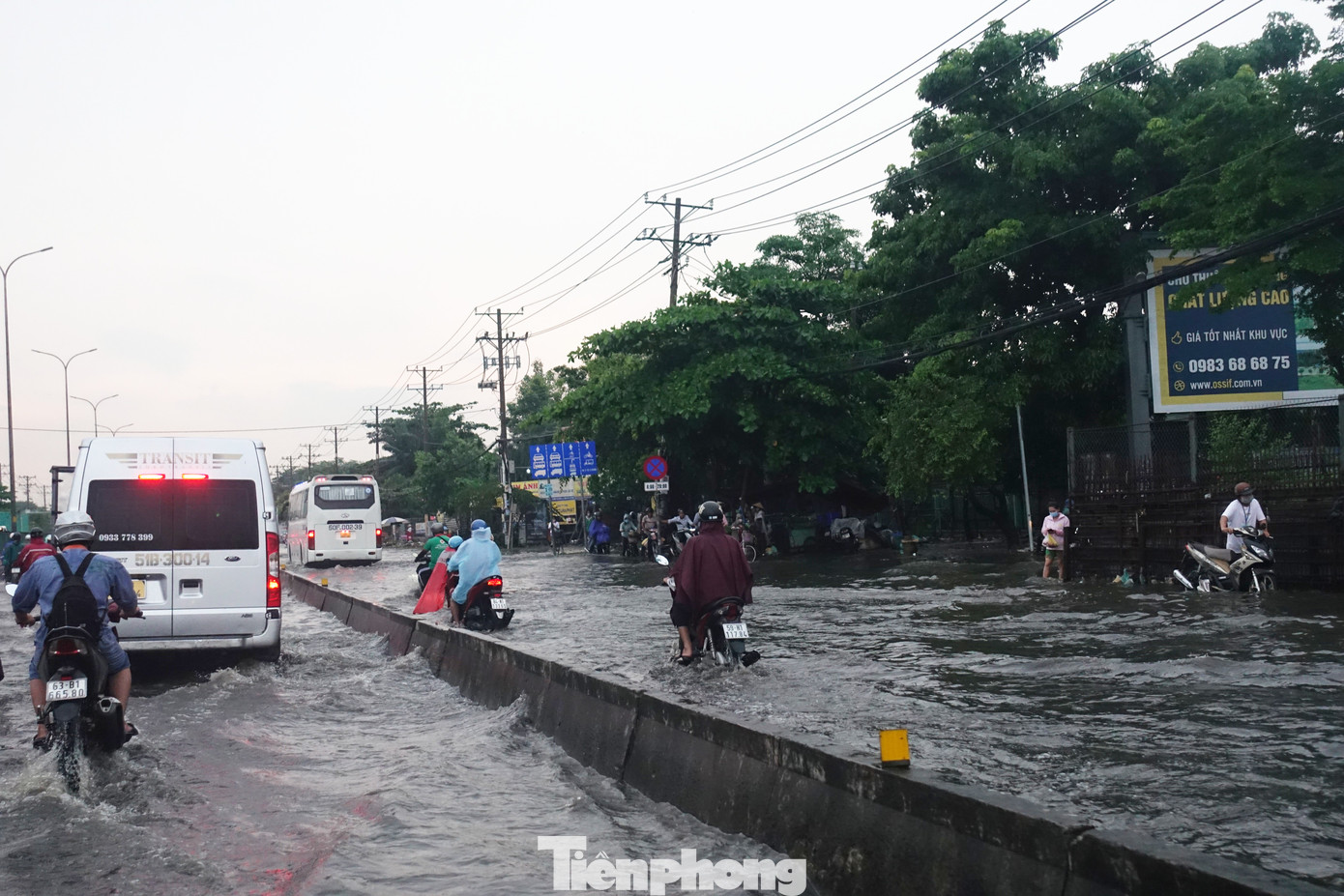 Mưa lớn bất ngờ khiến một đoạn quốc lộ 1 (quận Bình Tân) xảy ra tình trạng ngập cục bộ. Ảnh: CTV Mưa lớn bất ngờ khiến một đoạn quốc lộ 1 (quận Bình Tân) xảy ra tình trạng ngập cục bộ. Ảnh: CTV