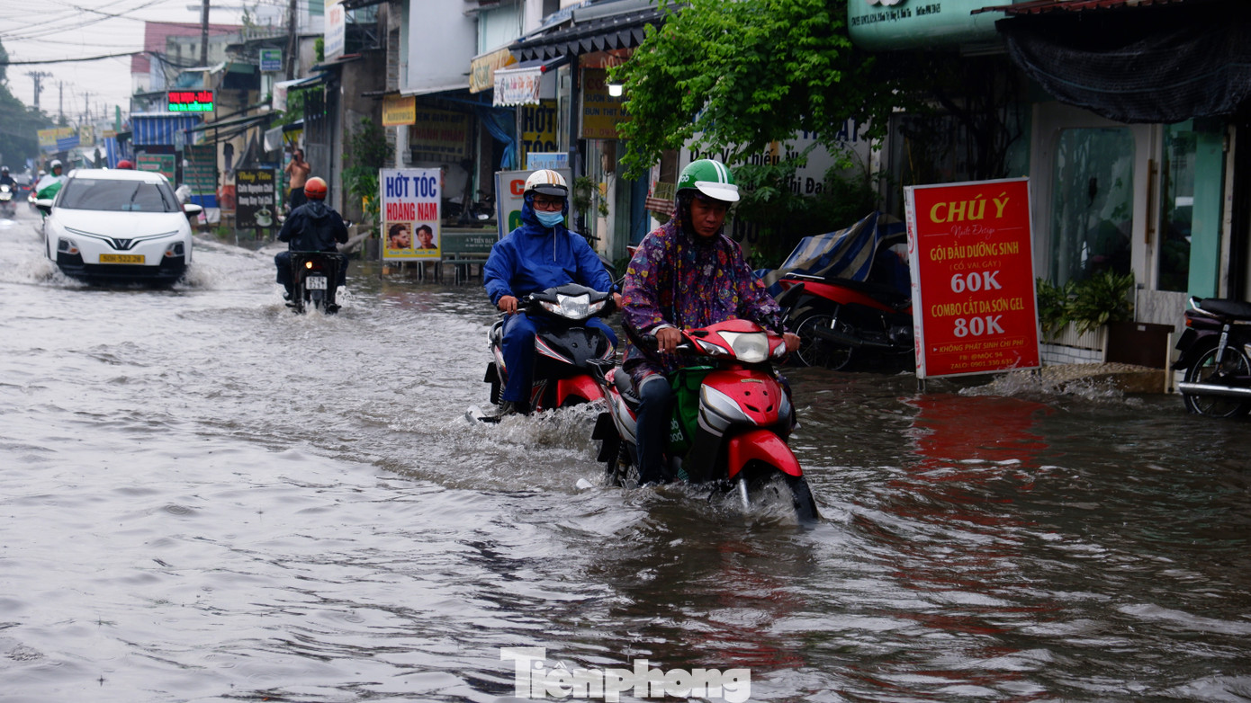 Người và phương tiện bì bõm lội nước sau mưa lớn. Người và phương tiện bì bõm lội nước sau mưa lớn.