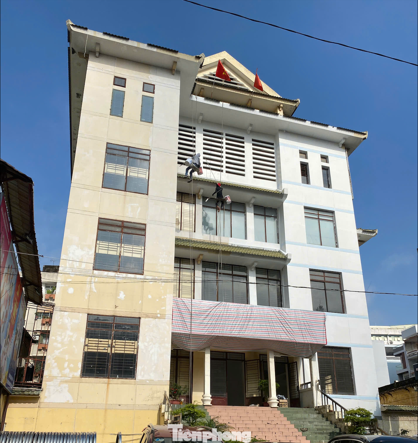 Trụ sở UBND phường Chợ Lớn mới với phần bảng tên đã được lắp và tạm căng bạt che lại để phục vụ công tác sơn sửa, chỉnh trang mặt tiền. Trụ sở UBND phường Chợ Lớn mới với phần bảng tên đã được lắp và tạm căng bạt che lại để phục vụ công tác sơn sửa, chỉnh trang mặt tiền.