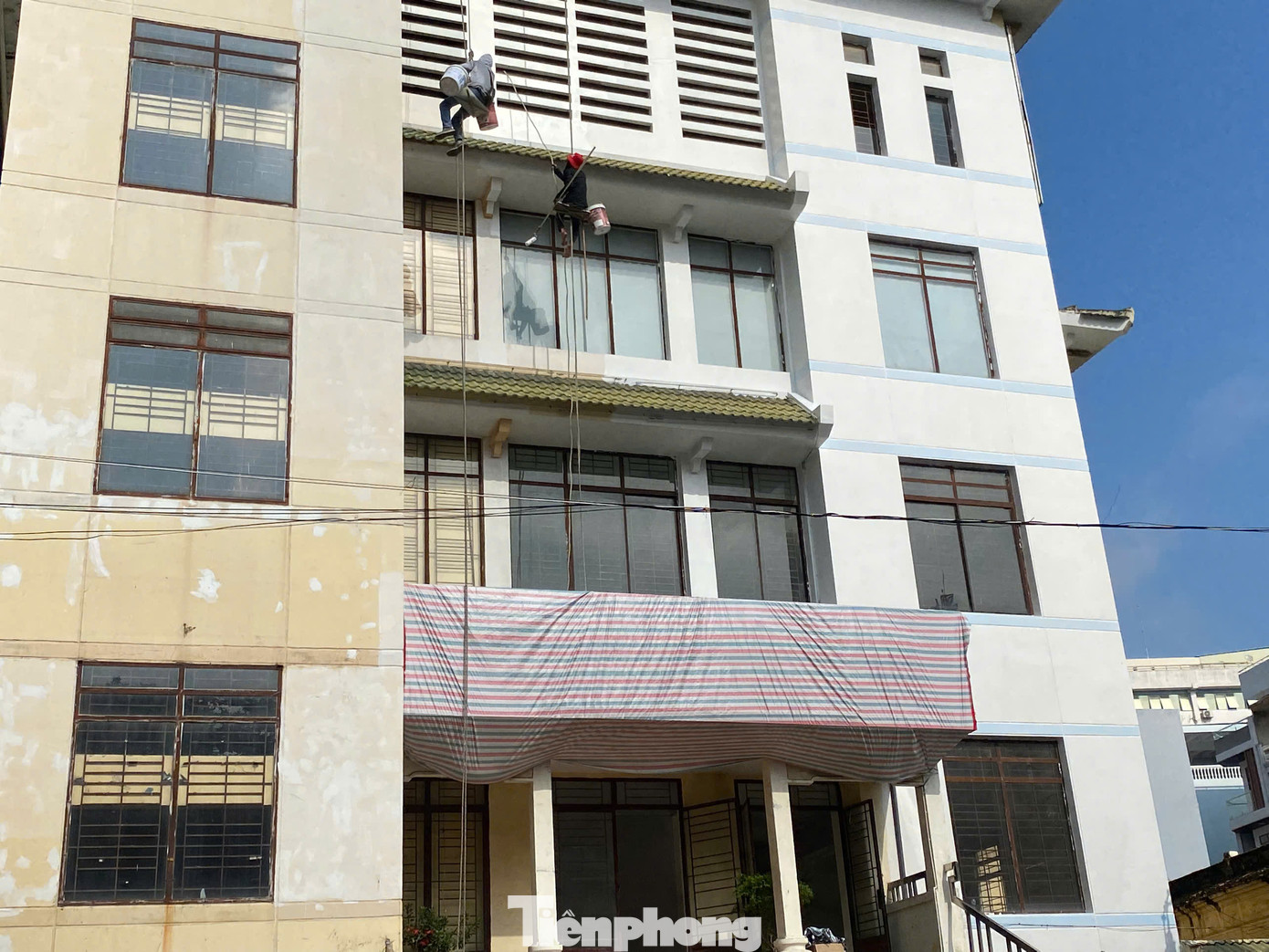 Sáng 27/6, công nhân tiếp tục thi công sơn sửa phần mặt tiền và chỉnh trang bên ngoài trụ sở phường Chợ Lớn mới. Sáng 27/6, công nhân tiếp tục thi công sơn sửa phần mặt tiền và chỉnh trang bên ngoài trụ sở phường Chợ Lớn mới.