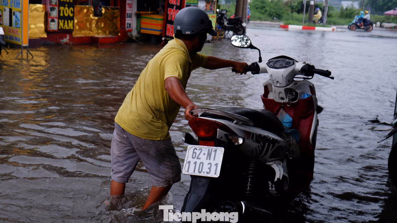Xe chết máy trên đường SINCO (quận Bình Tân).