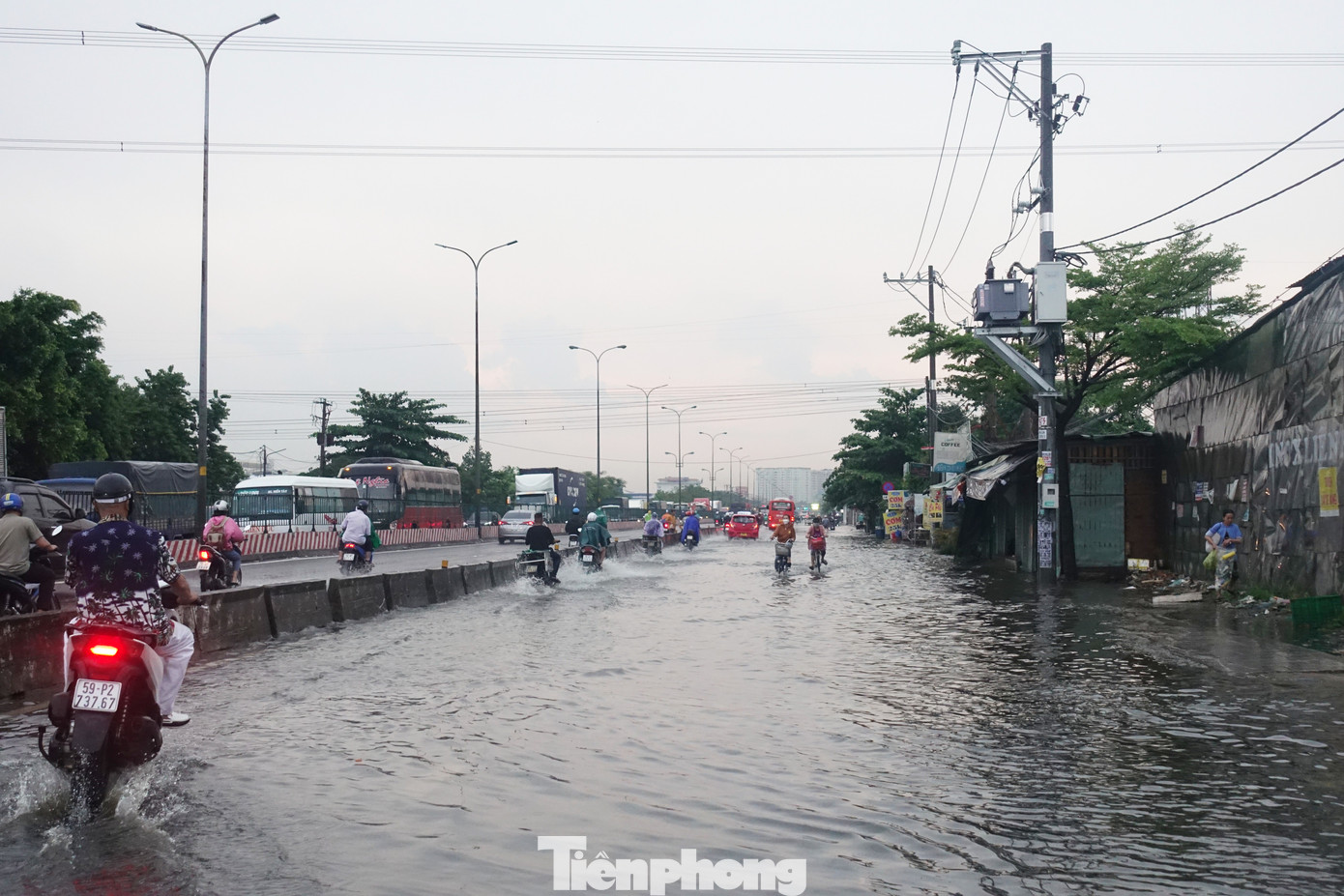 Một đoạn quốc lộ 1 (phường Bình Trị Đông B, quận Bình Tân) bị ngập sau mưa. Một đoạn quốc lộ 1 (phường Bình Trị Đông B, quận Bình Tân) bị ngập sau mưa.
