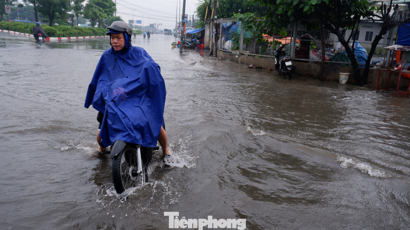 Người và phương tiện bì bõm lội nước sau mưa lớn. Người và phương tiện bì bõm lội nước sau mưa lớn.