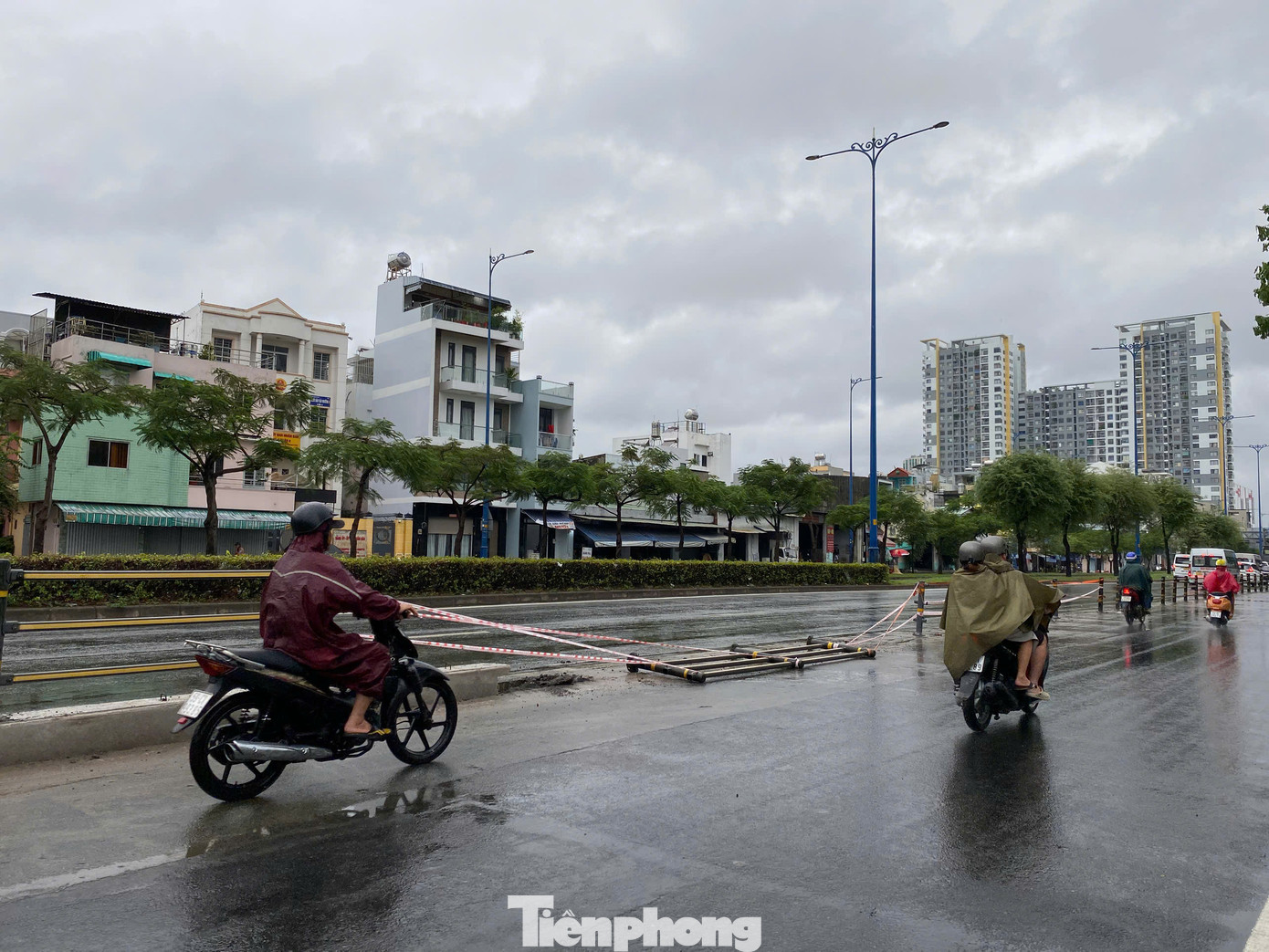 Gió mạnh kéo ngã một đoạn dải phân cách trên đường Võ Văn Kiệt (quận 6). Gió mạnh kéo ngã một đoạn dải phân cách trên đường Võ Văn Kiệt (quận 6).