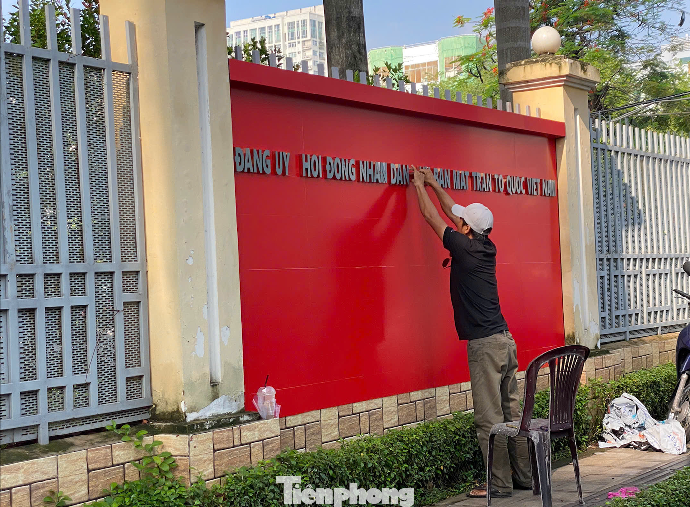 Đơn vị thi công đang lắp bảng tên mới bên ngoài trụ sở phường Chợ Quán. Đơn vị thi công đang lắp bảng tên mới bên ngoài trụ sở phường Chợ Quán.