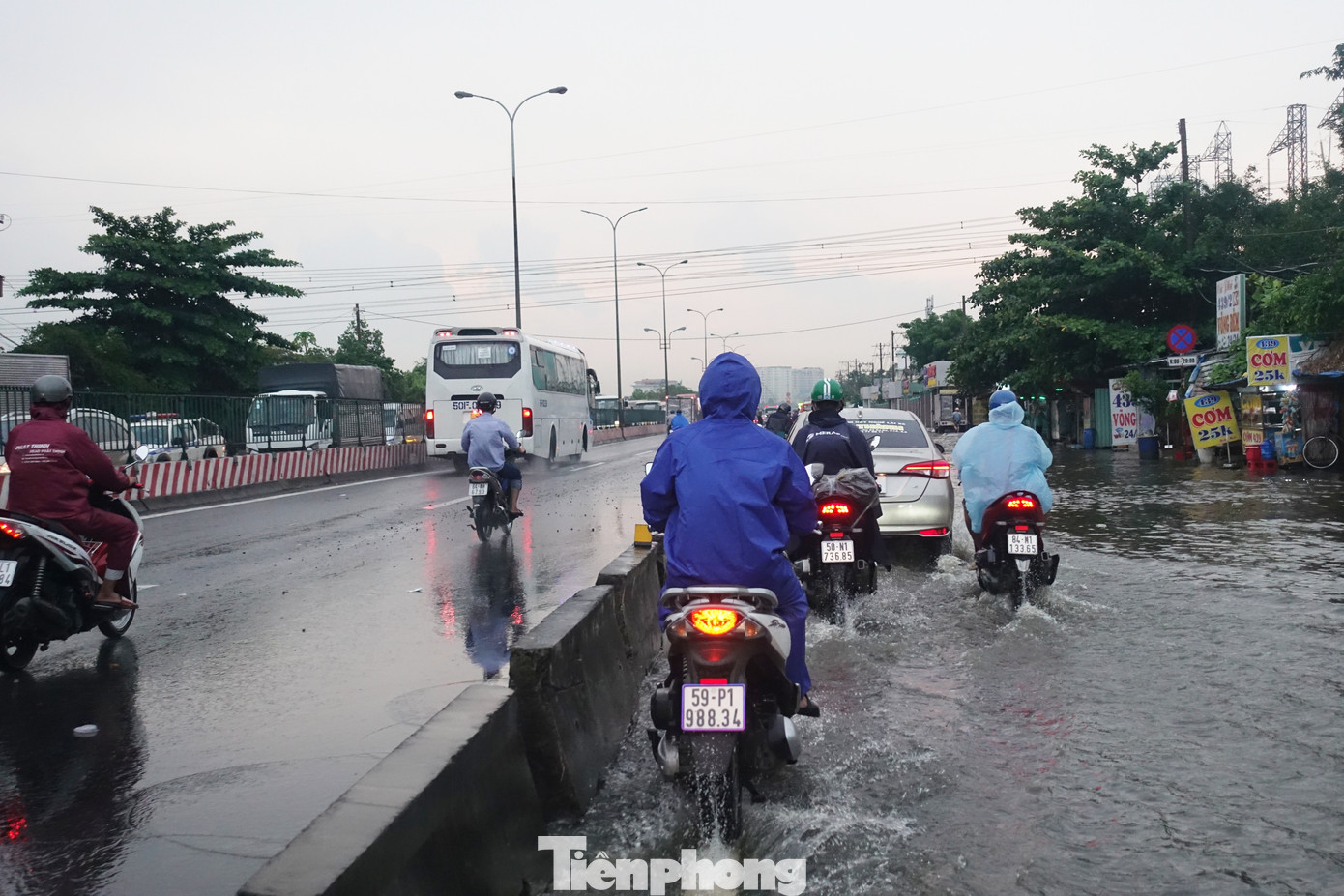 Để né điểm ngập ở làn đường hỗn hợp trên quốc lộ 1, nhiều người điều khiển xe máy cho phương tiện di chuyển vào trong làn ô tô. Ảnh: CTV Để né điểm ngập ở làn đường hỗn hợp trên quốc lộ 1, nhiều người điều khiển xe máy cho phương tiện di chuyển vào trong làn ô tô. Ảnh: CTV