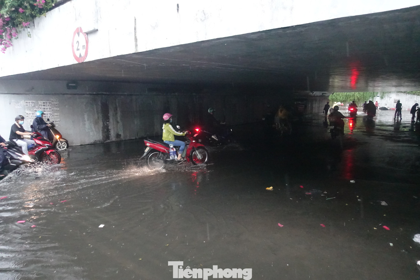 Hầm chui Tân Tạo trên quốc lộ 1 cũng bị ngập do mưa. Ảnh: CTV Hầm chui Tân Tạo trên quốc lộ 1 cũng bị ngập do mưa. Ảnh: CTV