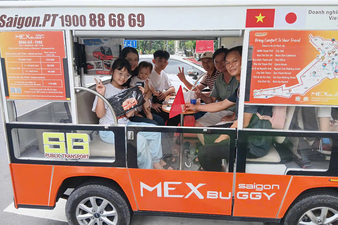 Từ ngày 1/7, loại hình xe điện 4 bánh chở khách du lịch tại các quận trung tâm TPHCM sẽ phải tạm dừng hoạt động. Ảnh: SaigonPT