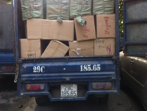 Hàng không rõ nguồn gốc được chở trên chiếc xe ô tô nghi biển số giả