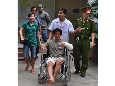 Anh Nguyễn Tăng Tiên được chuyển đến Bệnh viện Đa khoa tỉnh Bình Dương dưới sự bảo vệ của Công an tỉnh Bình Dương chiều 28-6 - Ảnh: A.THOA (Tuổi Trẻ). Anh Nguyễn Tăng Tiên được chuyển đến Bệnh viện Đa khoa tỉnh Bình Dương dưới sự bảo vệ của Công an tỉnh Bình Dương chiều 28-6 - Ảnh: A.THOA (Tuổi Trẻ)