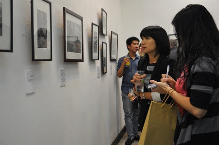 Triễn lãm thu hút đông đảo người đến xem trong ngày đầu mở cửa