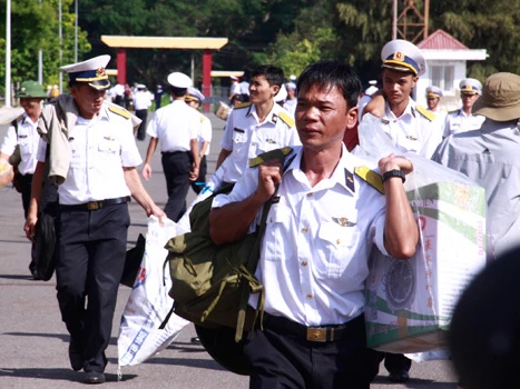 Chuyến hàng cuối năm rời cảng Cam Ranh (Khánh Hòa) cũng là lúc những người lính lên đường ra thay quân tại các đảo ở Trường Sa
