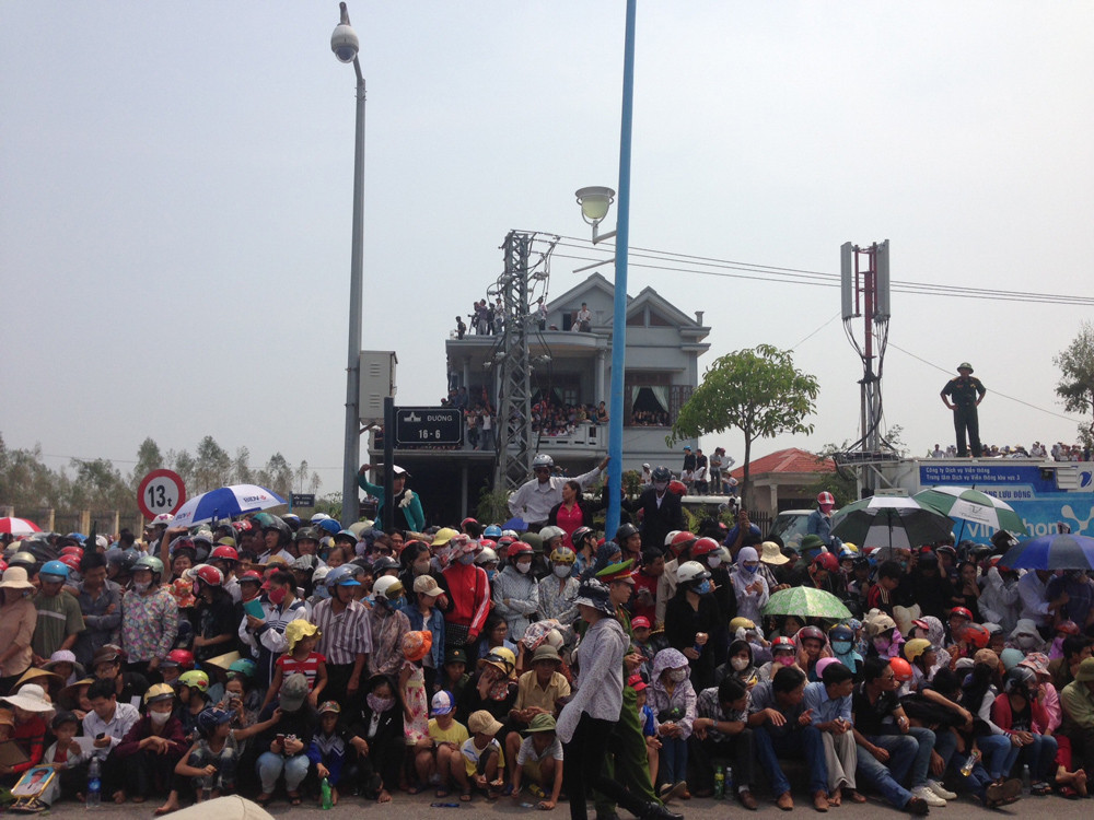 Đông đảo người dân chờ đón Đại tướng trước cửa sân bay Đồng Hới, Quảng Bình. Ảnh: Thanh Lâm