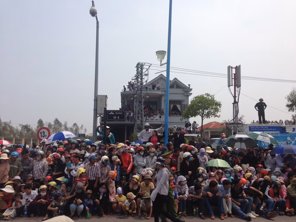 Đông đảo người dân chờ đón Đại tướng trước cửa sân bay Đồng Hới, Quảng Bình. Ảnh: Thanh Lâm