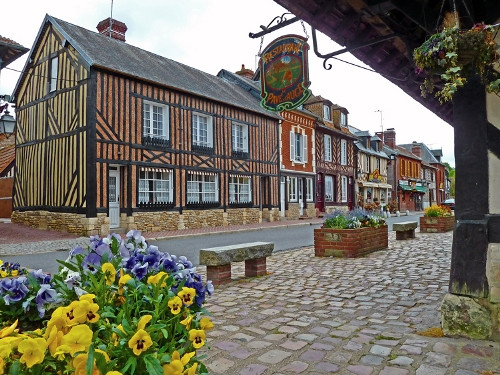 Một số ít ngôi nhà được xây từ thế kỷ 15 vẫn được bảo tồn trọn vẹn. 